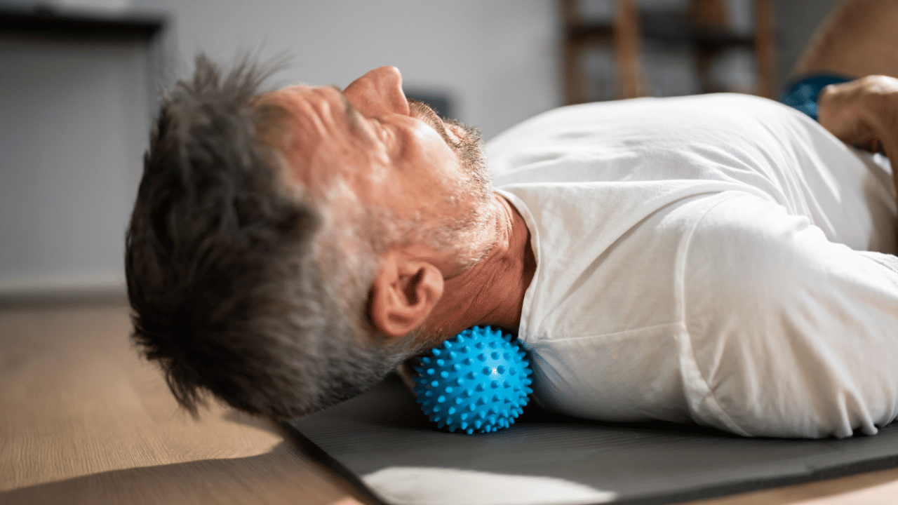 Utilisation de l'accessoire pour la nuque et le cou afin de détendre les muscles et soulager les tensions