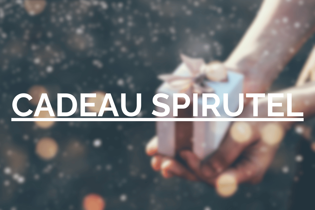 Personne ayant offrant un cadeau à une autre