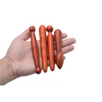 homme tenant nos accessoires dans sa main